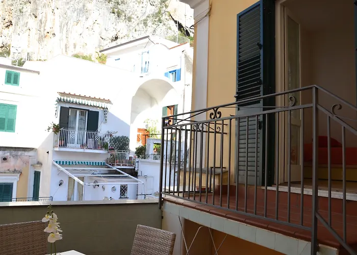 Konukevi La Piazzetta 4*